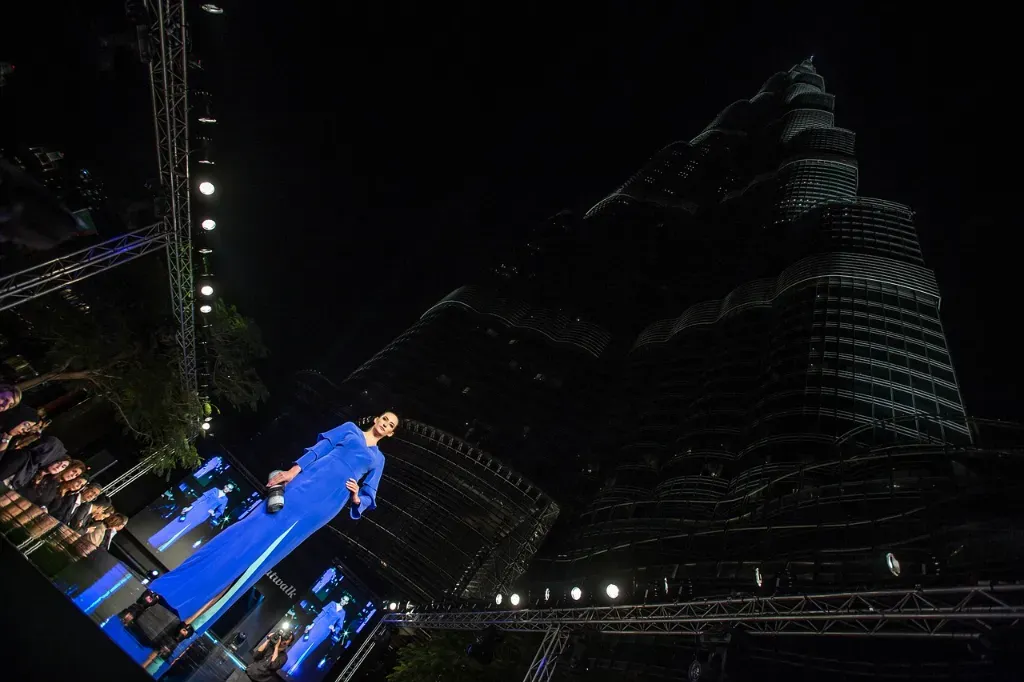 Julia Wieniawa wśród gwiazd na paryskim pokazie mody!