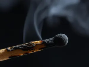Jak wyglądają spalone włosy? Oto co musisz wiedzieć